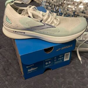 Brooks Revel 6  9.5 used but stilll in great condition, a few spots on top.